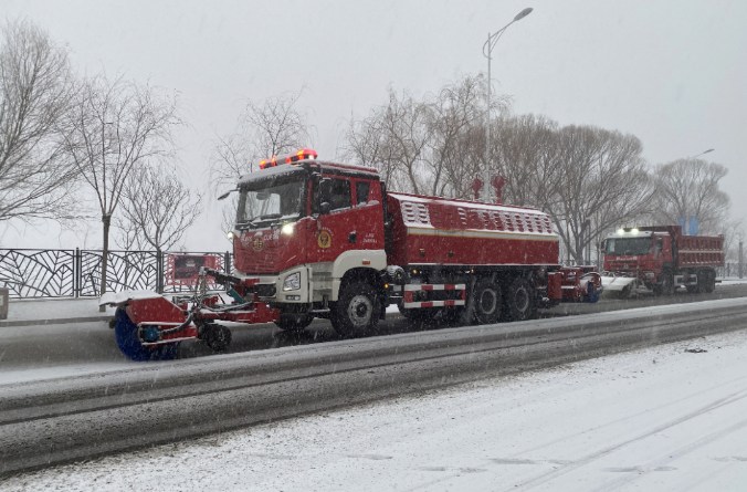 盈峰環境除冰雪裝備全力投入破冰作業，助力北京道路交通安全